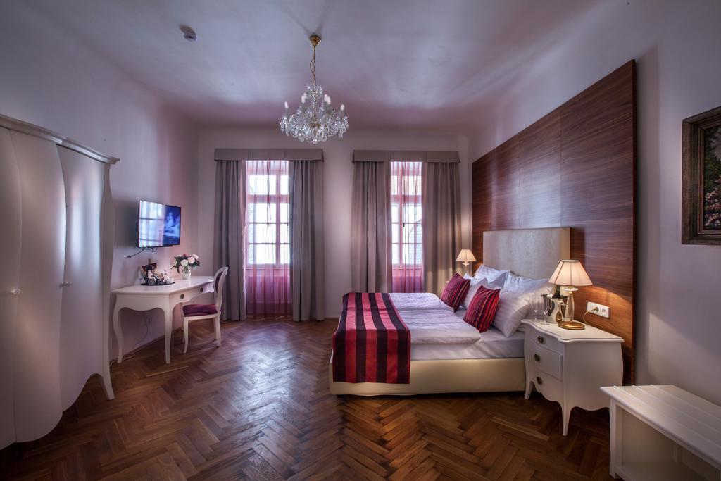 Little King U Malvaze Hotel Прага Екстериор снимка